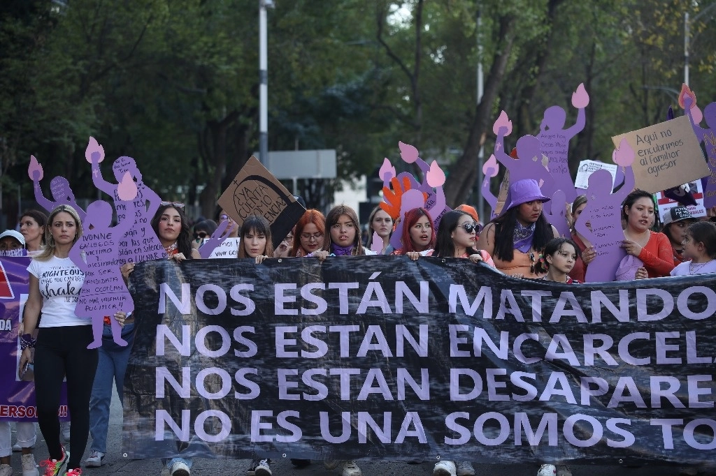 Diversos colectivos feministas marcharon contra la violencia a las mujeres, en noviembre de 2023. Foto Yazmín Ortega Cortés 