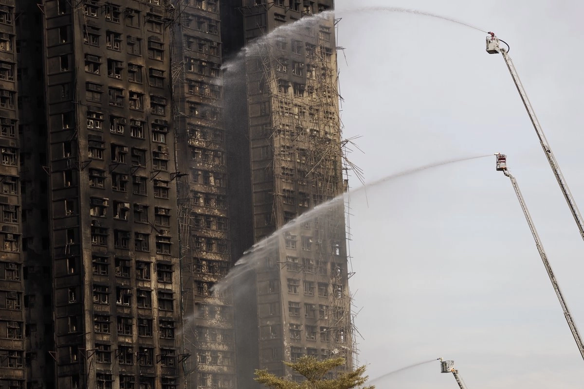 Rescatan a un hombre de las torres incendiadas en Hong Kong. 