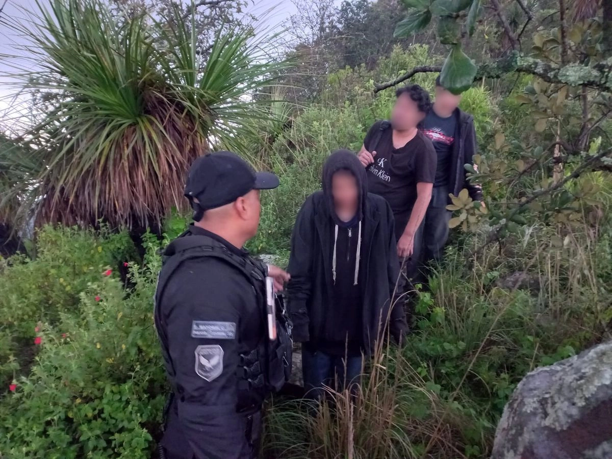 En el sitio conocido como Segundas Jorobas del lado de las barrancas “Las Peñas”, hicieron contacto con los afectados.