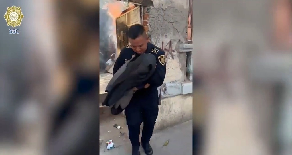 Policía con uno de los menores rescatados. Foto SSC CDMX