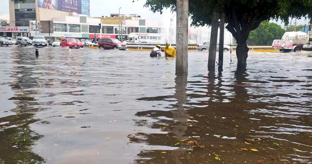 En imagen de archivo, inundación en Guadalajara, Jalisco. Foto Twitter @vialhermes
