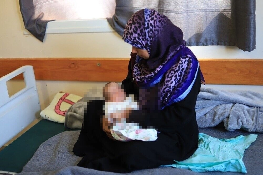 Una madre da a luz a su hijo en el hospital Nasser, en el sur de la Franja de Gaza. Foto Europa Press