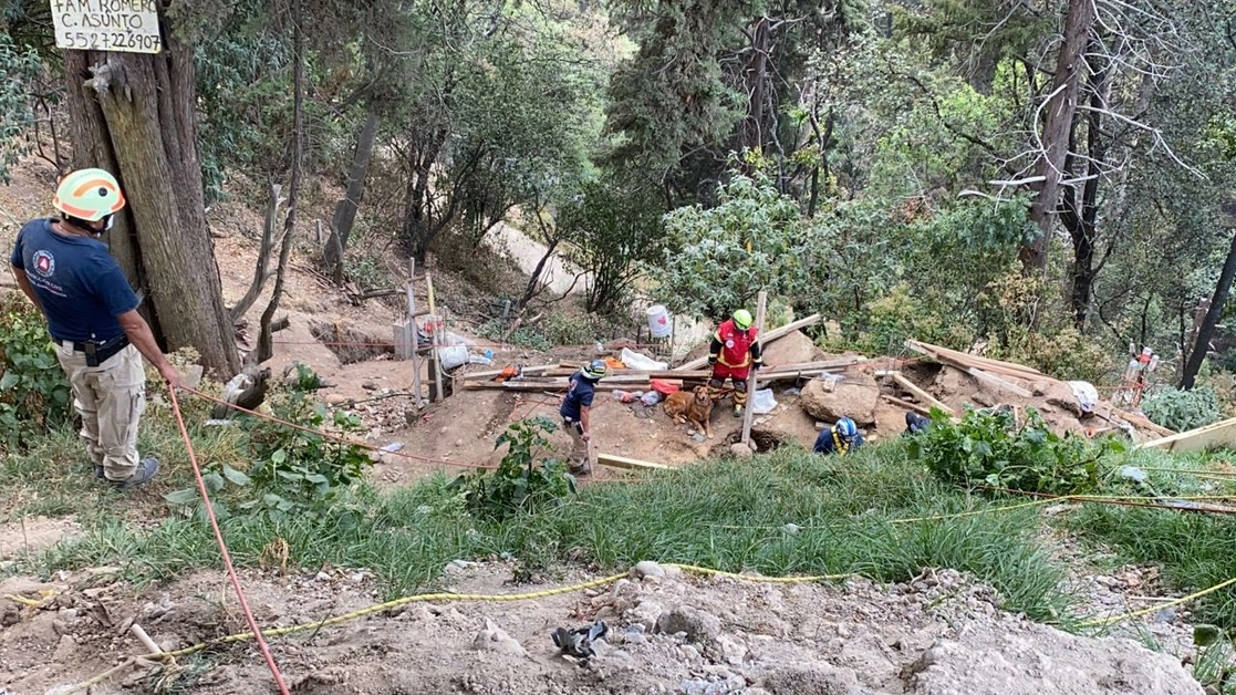 Elementos de diversas corporaciones trabajaron por 24 horas para rescatar los cuerpos de tres hombres que quedaron atrapados tras un deslave en San Bartolo Ameyalco. Foto alcaldía Álvaro Obregón