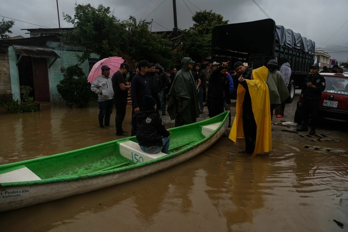 En imagen de archivo, elementos de la Guardia Nacional, Protección Civil, Bomberos y Policía Municipal y Estatal, durante un operativo en colonias afectadas por las lluvias en Chiapas. Foto Cuartoscuro