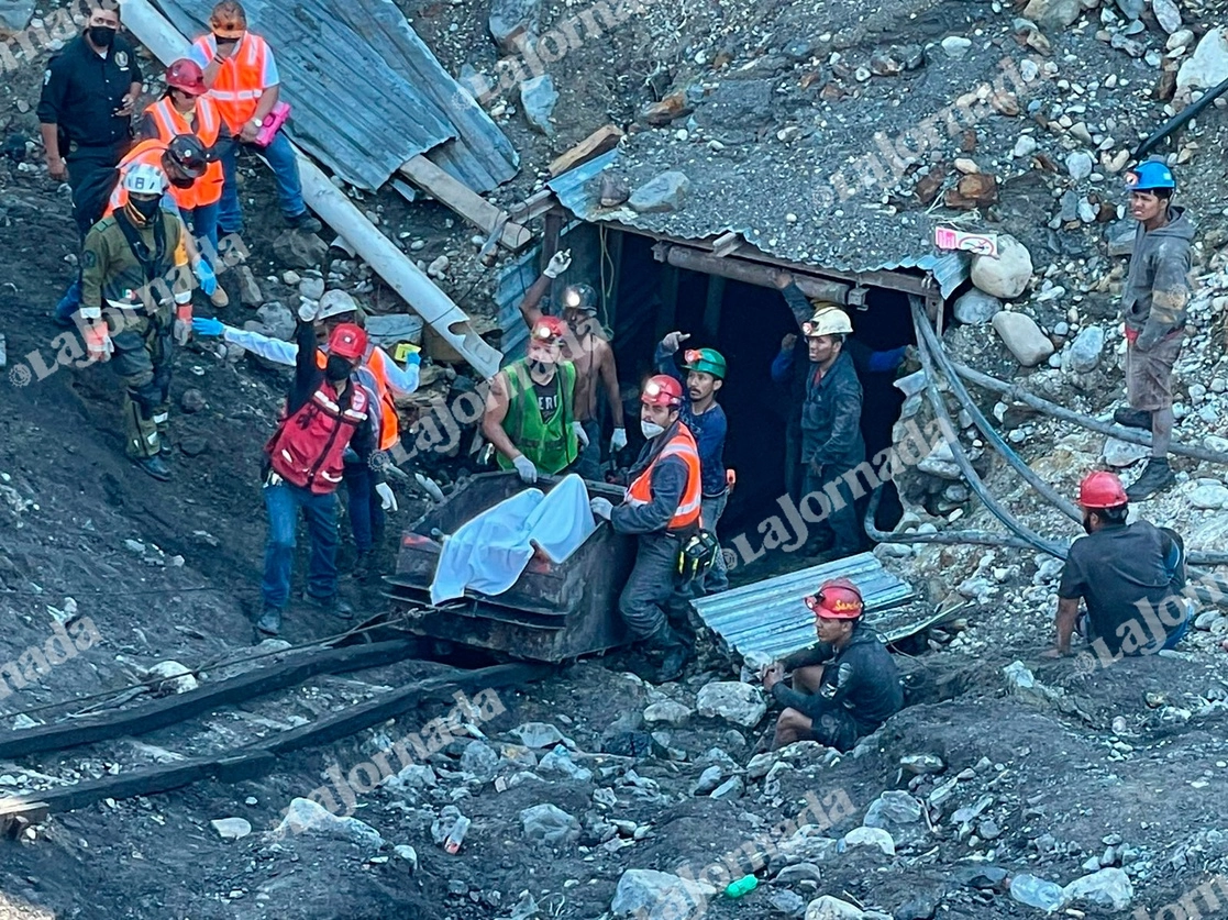 Las brigadas de búsqueda y rescate llevaron a la superficie el cuerpo de uno de los siete mineros atrapados en una mina de carbón en el ejido Rancherías ubicado en Coahuila. Foto Leopoldo Ramos