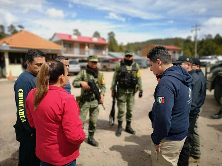 Personal de Protección Civil de Chihuahua, la Cruz Roja y elementos de la policía coordinaron el operativo de rescate. Foto Twitter @Javier_Corral