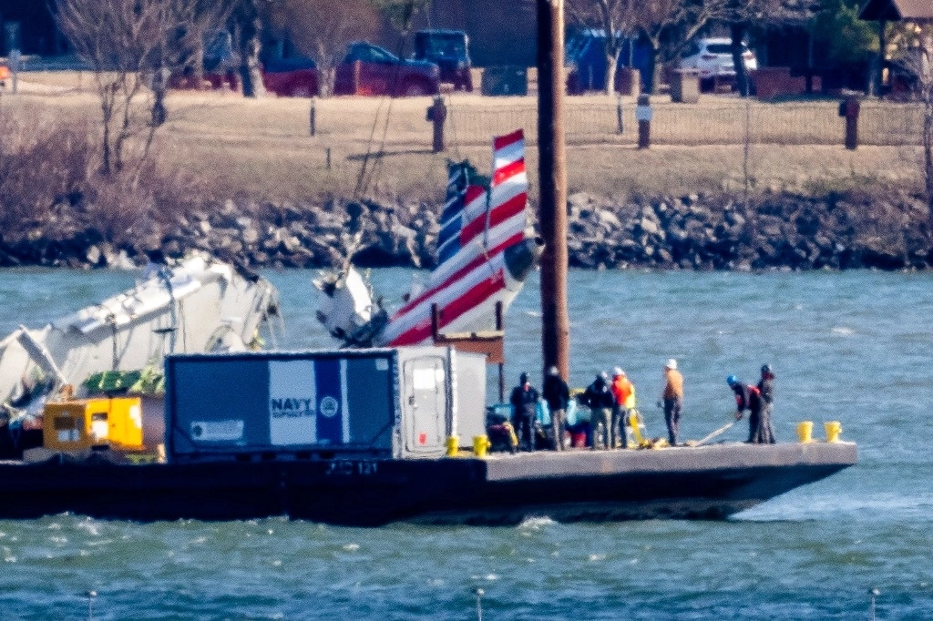 Partes de un avión son rescatadas del agua cerca del lugar del accidente en el río Potomac, luego de una colisión en el aire entre un avión de American Airlines y un helicóptero Black Hawk, en el Aeropuerto Nacional Ronald Reagan de Washington, el martes 4 de febrero de 2025. Foto Ap