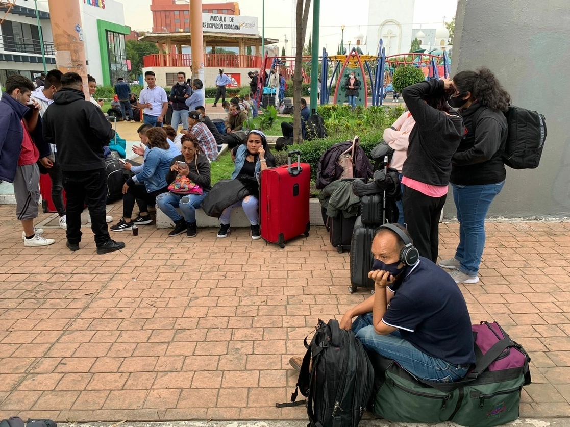 Más de doscientas personas, reunidas a una cuadra del Aeropuerto Internacional de la Ciudad de México, fueron defraudadas por un supuesto contratista que prometió llevarlos a trabajar a Canadá, en 2021. Foto Alfredo Domínguez