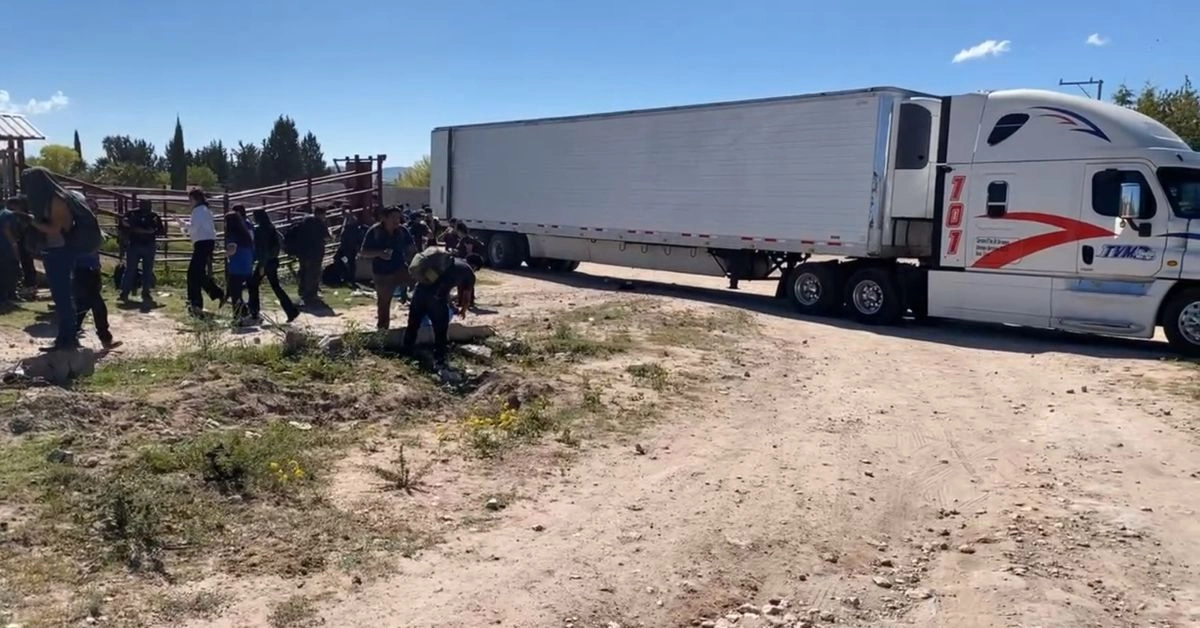 Elementos de la Secretaría de Seguridad Pública del Estado de Durango localizaron un tractocamión abandonado con 118 migrantes en el interior de la caja de la unidad. Foto
