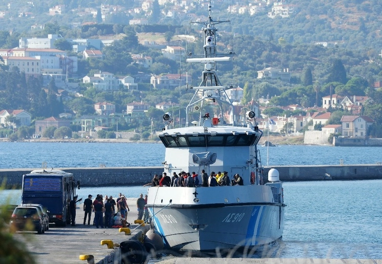 Un total de 61 migrantes fueron rescatados por la Guardia Costera griega cerca de la isla de Serifos, en el mar Egeo. Foto Ap / Archivo