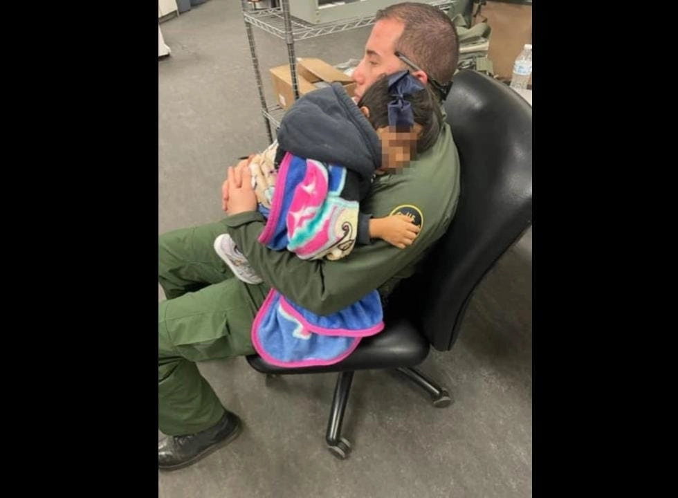 La menor de cuatro años viajaba junto a un grupo de migrantes que intentaba ingresar a Estados Unidos. Foto La Jornada