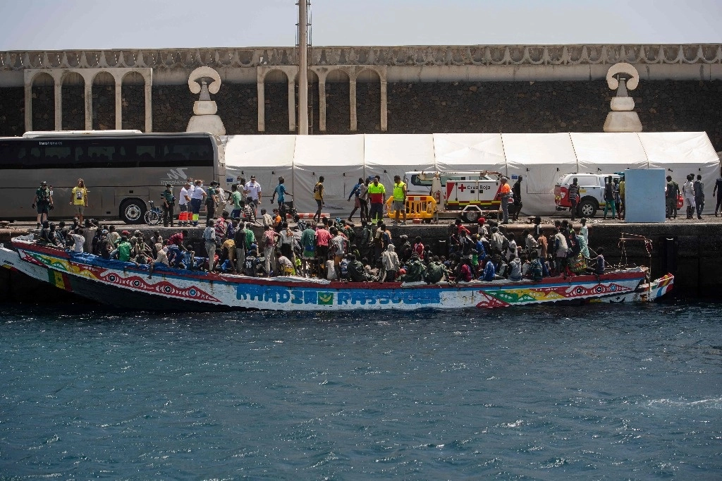 Los 494 migrantes procedentes del África subsahariana viajaban en botes de madera; fueron rescatados en las cercanías de la isla canaria del Hierro. Foto Afp  