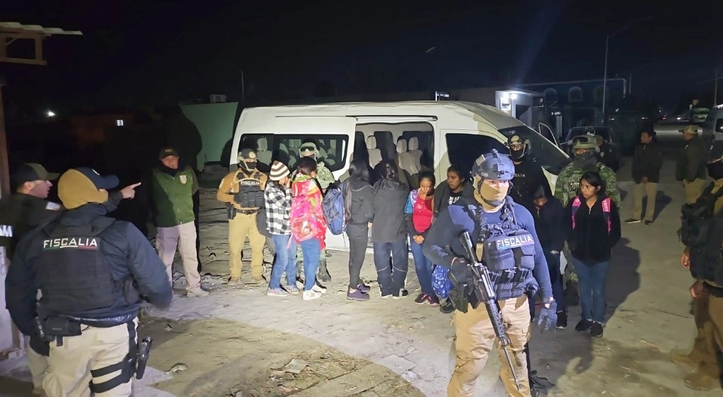 Militares y agentes de la fiscalía de Tamaulipas localizaron a ciudadanos de Guatemala, El Salvador y Ecuador en una colonia del municipio fronterizo. Foto ‘La Jornada’
