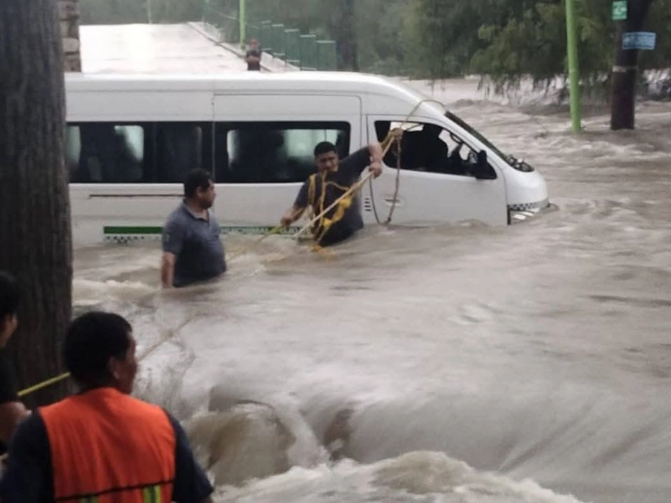 Rescate de una combi atrapada en la corriente de un río en el municipio potosino de Valles. Foto 