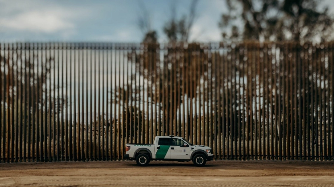 En la zona desértica de Baja California fueron rescatados tres migrantes, entre ellos una mujer, que intentaban cruzar a California. Foto La Jornada