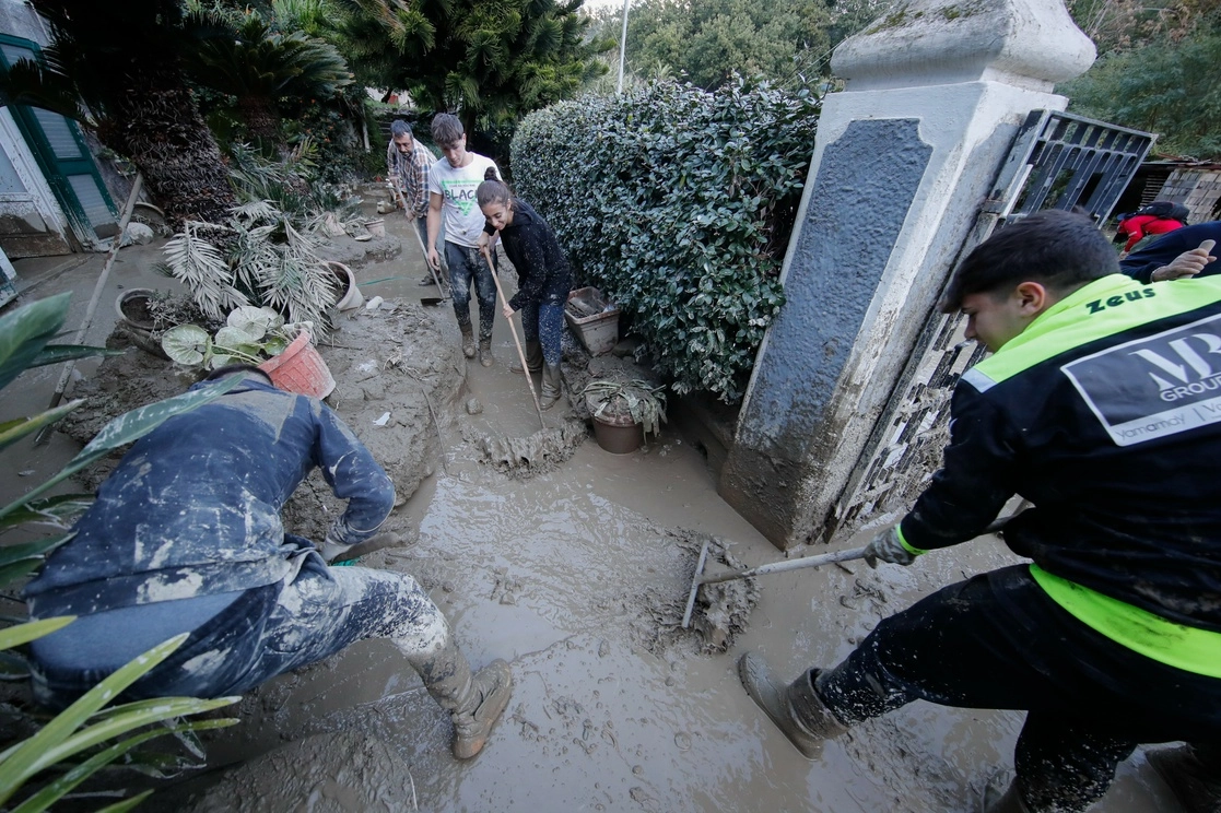 Un deslave ocasionado por las fuertes lluvias derrumbó edificios y arrastró vehículos hacia el mar, en el puerto de Casamicciola. Foto Ap