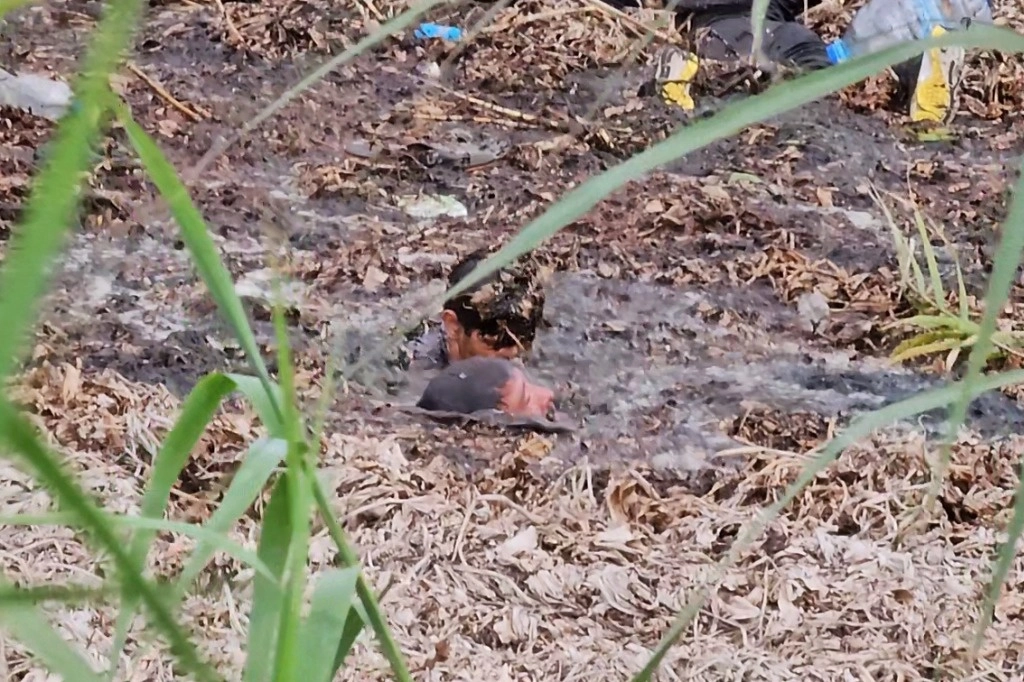 Uno de los cuerpos de los dos migrantes que se ahogaron el 21 de diciembre de 2023 en el río Bravo, en Matamoros, Tamaulipas, emergió de las aguas fangosas provocadas por el lodo y la basura. Se desconoce si se trata del venezolano Carlos N o del haitiano Jackson N. Foto Afp
