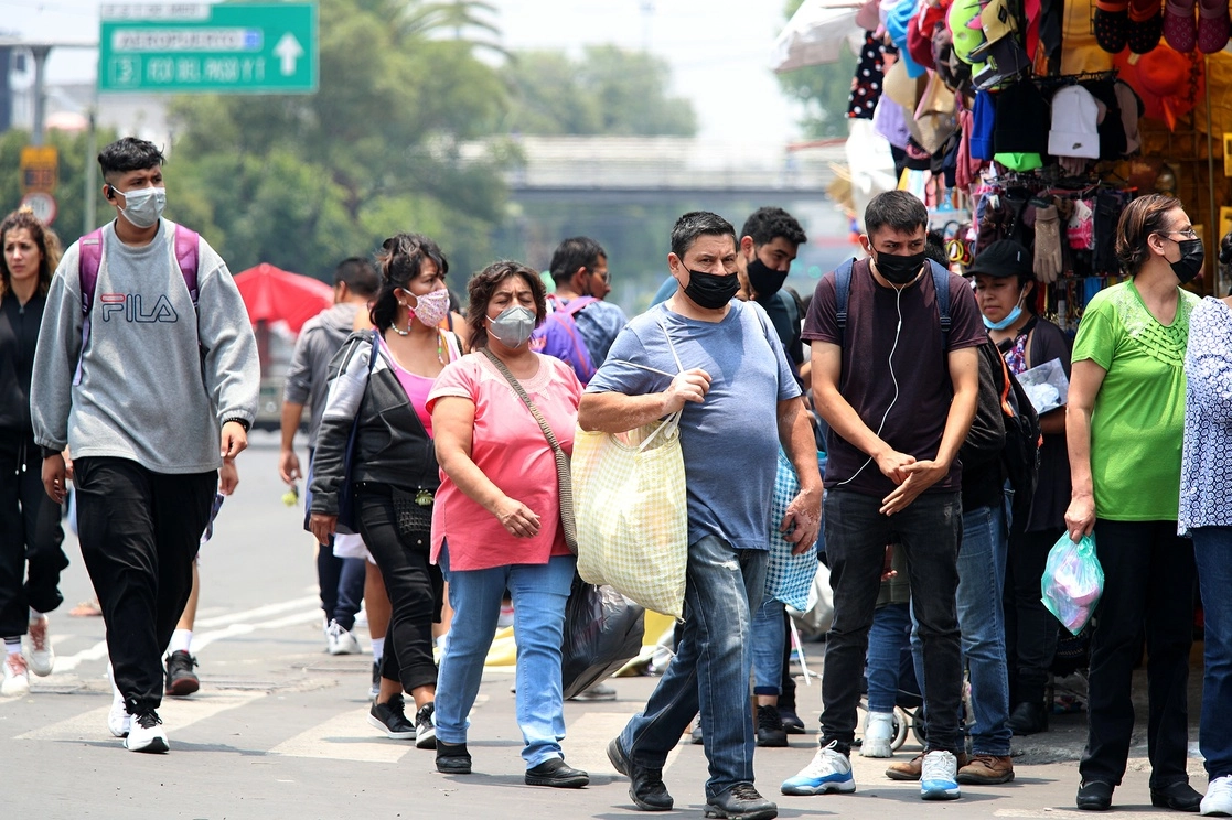 Capitalinos recorren calles y realizan compras en La Merced, el 2 de julio de 2022. Foto María Luisa Severiano