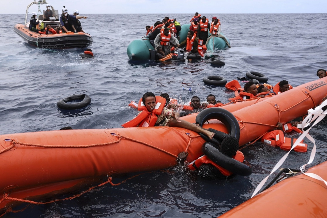 Indocumentados que zozobraron al navegar en precarios botes cerca de las costas de Libia son auxiliados por integrantes del barco de rescate 'Sea Watch 3', perteneciente a una ONG alemana, el 18 de octubre de 2021. Foto Ap