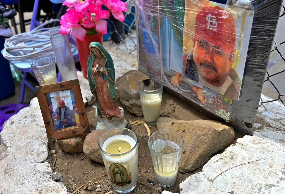 El retrato de Jaime Montelongo, uno de los 10 trabajadores atrapados en la mina El Pinabete, en un altar improvisado por familiares. Foto Afp / Archivo