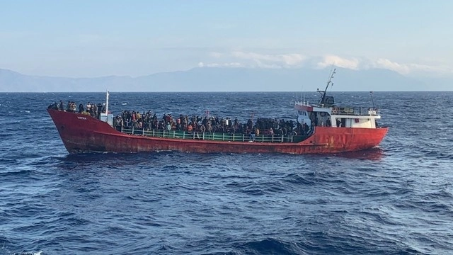 Un carguero que transportaba 400 migrantes fue rescatado este viernes por los guardacostas griegos. Foto Europa Press