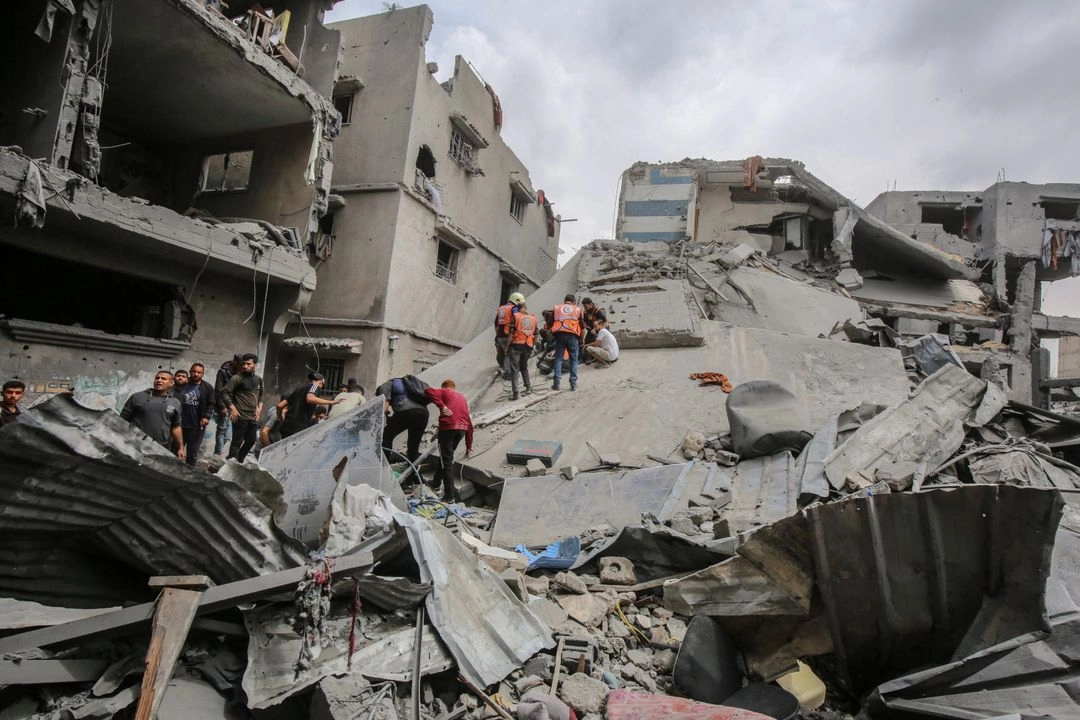 Rescatistas buscan sobrevivientes entre los escombros de los edificios destruidos, en el barrio de Shuja'iyya, en el este de la ciudad de Gaza, el 9 de abril de 2025. Foto 