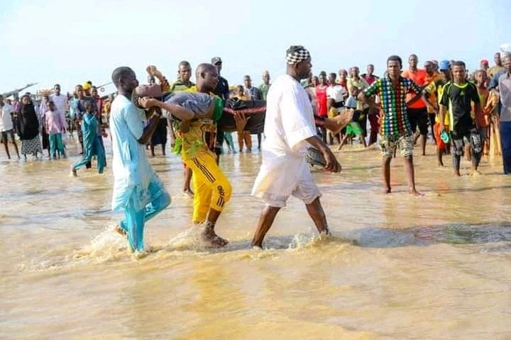 Los supervivientes y las autoridades locales afirman que únicamente fueron encontrados con vida 20 pasajeros tras el naufragio en el río Niger, el 26 de mayo de 2021. Foto Afp 
