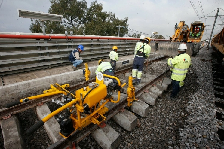 Trabajos de rehabilitación de la línea 12 del Metro, tras el cierre de 11 estaciones para reforzar el tramo elevado por presuntas fallas estructurales. En esta imagen, labores entre las estaciones Olivos y Tezonco. Foto Carlos Ramos Mamahua