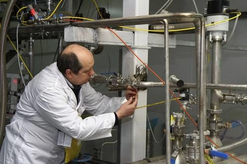 Inspector de la AIEA corta la conexión de las tuberías de uranio enriquecido en la planta iraní de Natanz, poco más de 300 kilómetros al sur de Teherán. Foto Ap / Archivo