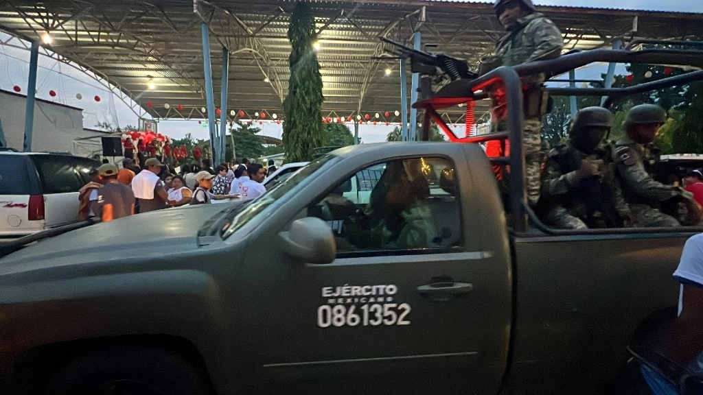 Elementos del Ejército y la policiá de Chiapas resguardan los actos de cierre de campaña de todos los candidatos en la entidad. Foto Edgar H. Clemente