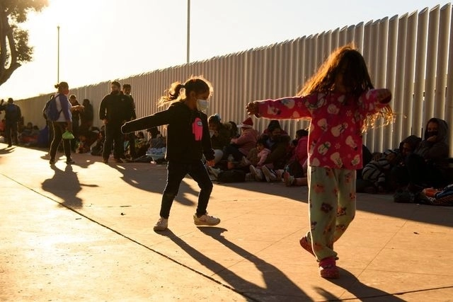 Dos menores migrantes esperan en la garita de El Chaparral, en Tijuana, Baja California. Foto Afp / Archivo
