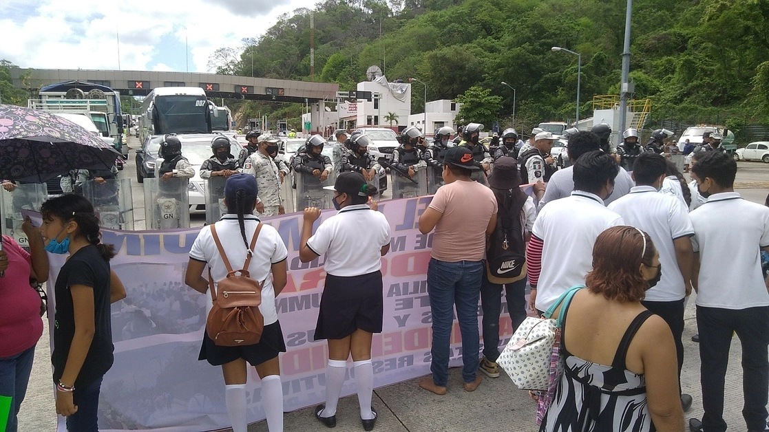 Protesta de padres y estudiantes del Colegio de Bachilleres de La Máquina en la periferia de Acapulco, el 17 de junio de 2022. Foto Héctor Briseño