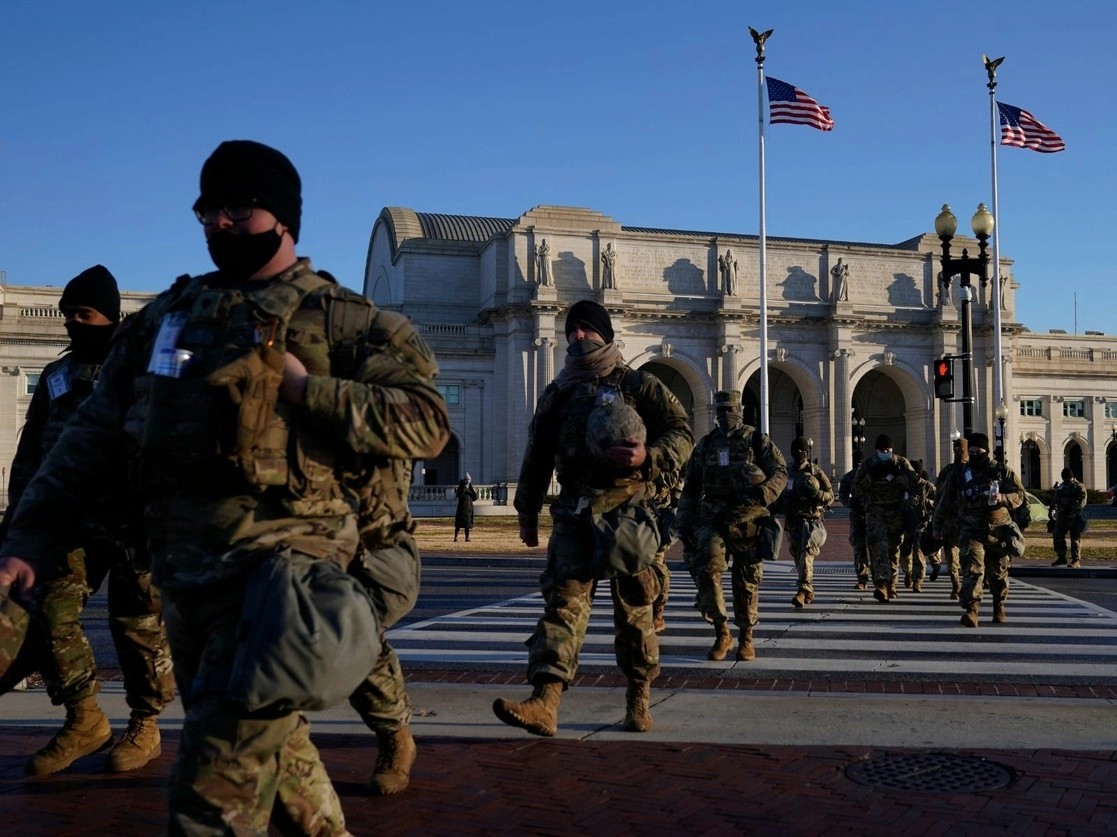 Integrantes de la Guardia Nacional arriban a Washington para hacerse cargo del resguardo del Capitolio, donde Joe Biden será hoy investido presidente de Estados Unidos. Antes del acto, el demócrata asistirá a una misa en la catedral de San Mateo, el 20 de enero de 2021. Foto Ap