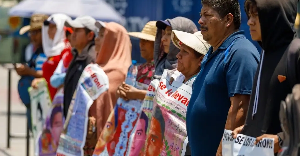 Madres y padres de los 43 normalistas desaparecidos de Ayotzinapa, durante un mitin en la Estela de Luz. Foto Pablo Ramos / Archivo