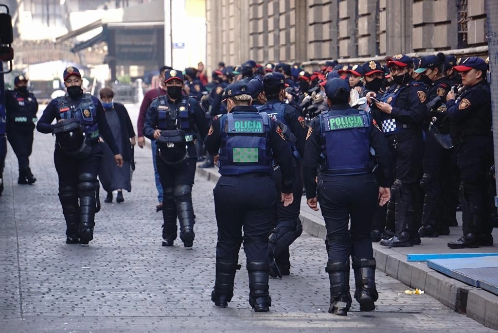 El Gobierno de la Ciudad de México desplegará dos mil 100 mujeres policías para resguardar y prevenir situaciones de violencia durante la marcha que con motivo del Día Internacional de la Mujer. En la imagen, policías de la agrupación Atenea se prepara en la calle Francisco Mata, en el Centro Histórico, este lunes 8 de marzo de 2021. Foto Pablo Ramos