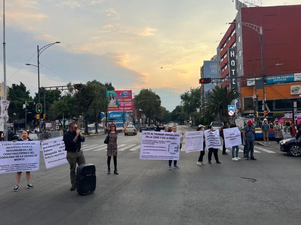 Vecinos de la Colonia Roma bloquean en contra de desarrollos inmobiliarios  Avenida Cuauhtémoc con el cruce con el Eje de Baja California. Foto: María Luisa Severiano 