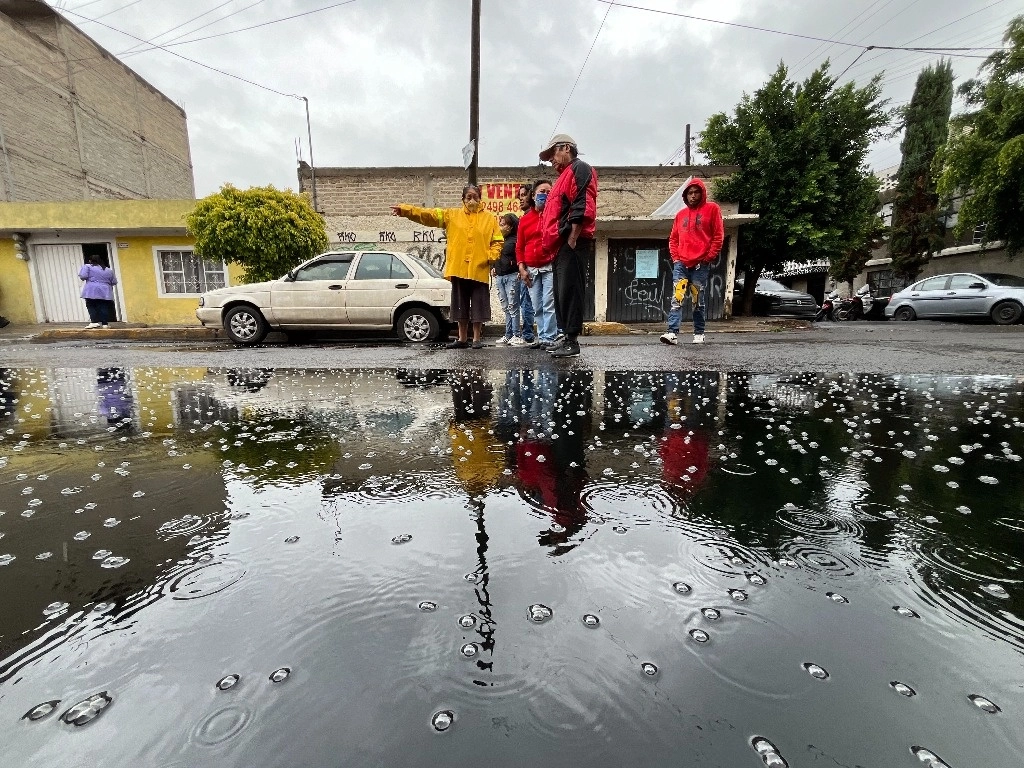 Los residuos de combustible hallados en la Vía Tapo provienen de negocios de mecánica y lavado y engrasado de autos, determinaron autoridades. Foto Alfredo Domínguez