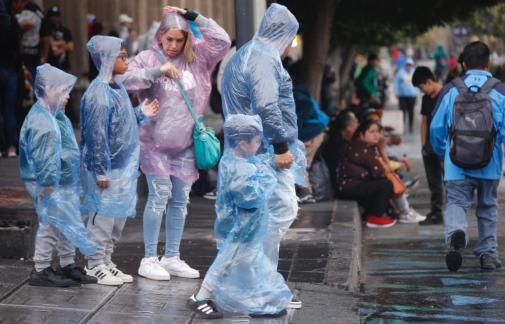 El temporal ocasionará caída de nieve o aguanieve en las sierras de Baja California, Sonora, Chihuahua y Durango, donde prevén temperaturas de hasta menos 10 grados, informó el Servicio Meteorológico Nacional. Anunció chubascos en el occidente, oriente y sureste del país. En la CDMX (imagen) pronosticó ambiente lluvioso en las 16 alcaldías. Foto María Luisa Severiano 