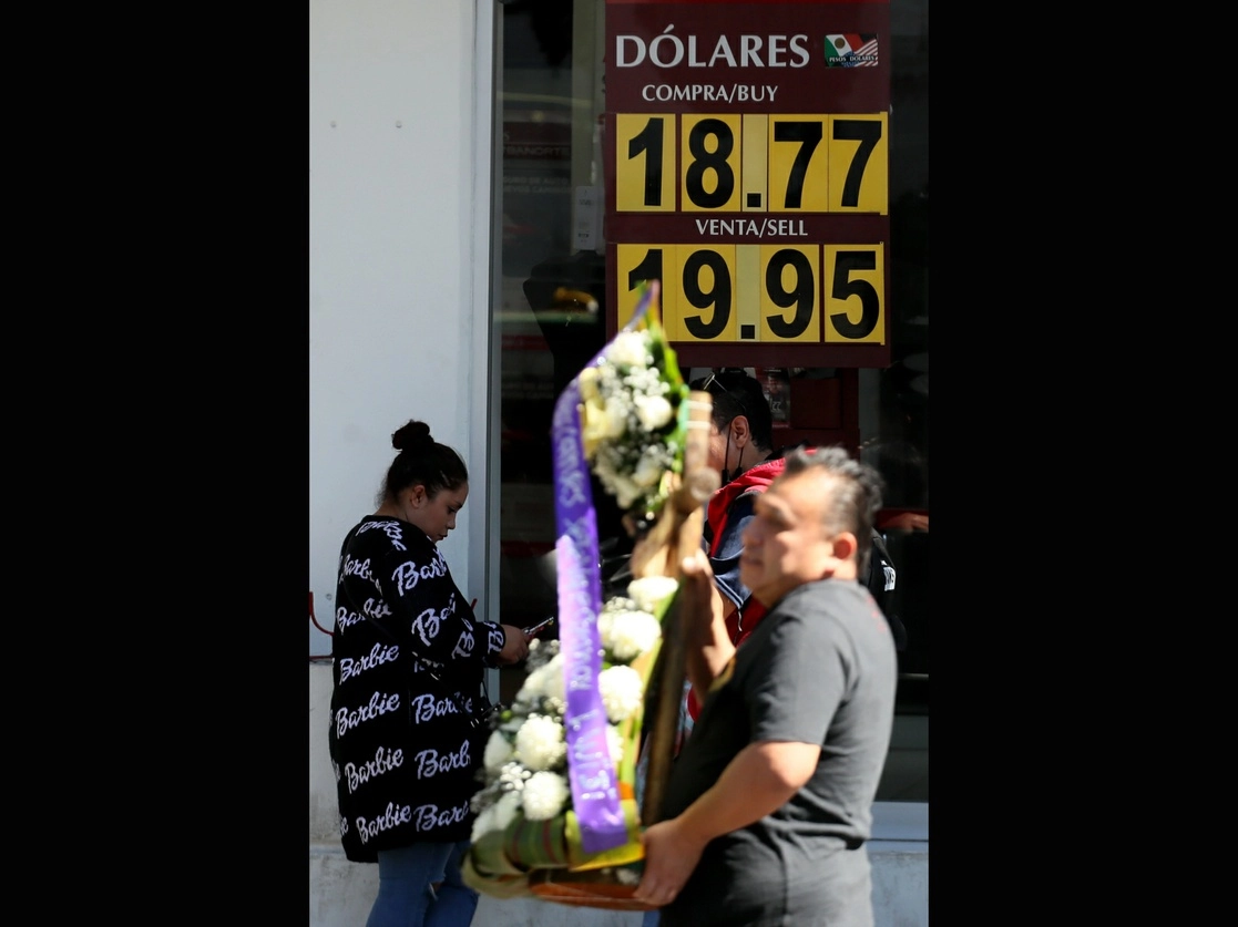 Pese a la fuerza del dólar, el peso mexicano cerró ayer con una apreciación de 0.46 por ciento y operó con un máximo de 19.4900 unidades y un mínimo de 19.3900. Foto Roberto García Ortiz 




