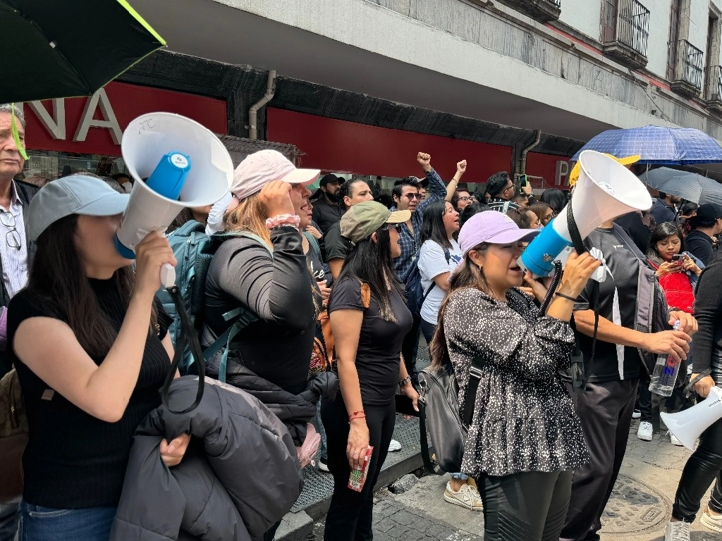 Trabajadores del Poder Judicial de la Federación realizan un mitin afuera del edificio de la Suprema Corte de Justicia de la Nación, en la Ciudad de México. Foto Alfredo Domínguez