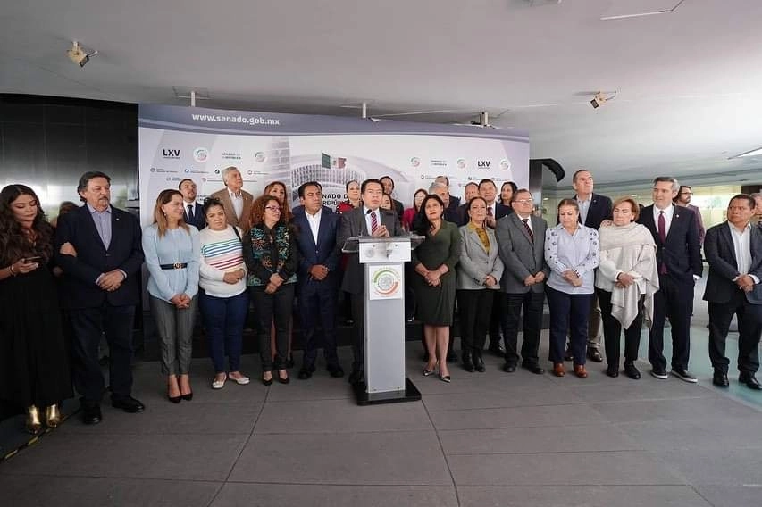 El dirigente nacional de Morena, Mario Delgado, ofreció una conferencia luego de una reunión con senadores de ese partido, el 8 de noviembre de 2023. Foto tomada de @mario_delgado