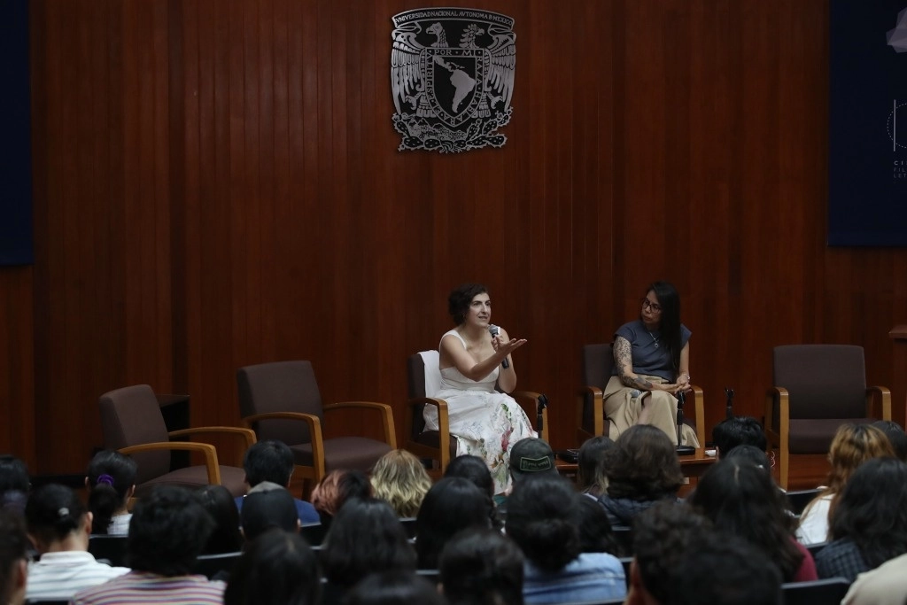 Al término de la proyección, la actriz Karina Gidi conversó con la poeta e investigadora Eva Castañeda. Foto Yazmín Ortega