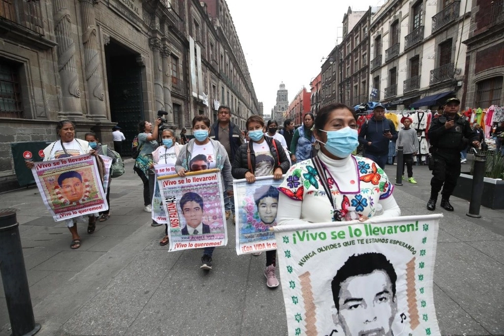 Salida de los padres de los 43 estudiantes desaparecidos de Ayotzinapa de Palacio Nacional, donde tuvieron una reunión privada con la presidenta Claudia Sheinbaum, en la Ciudad de México, el 4 de diciembre de 2024.  Foto Yazmín Ortega Cortés 