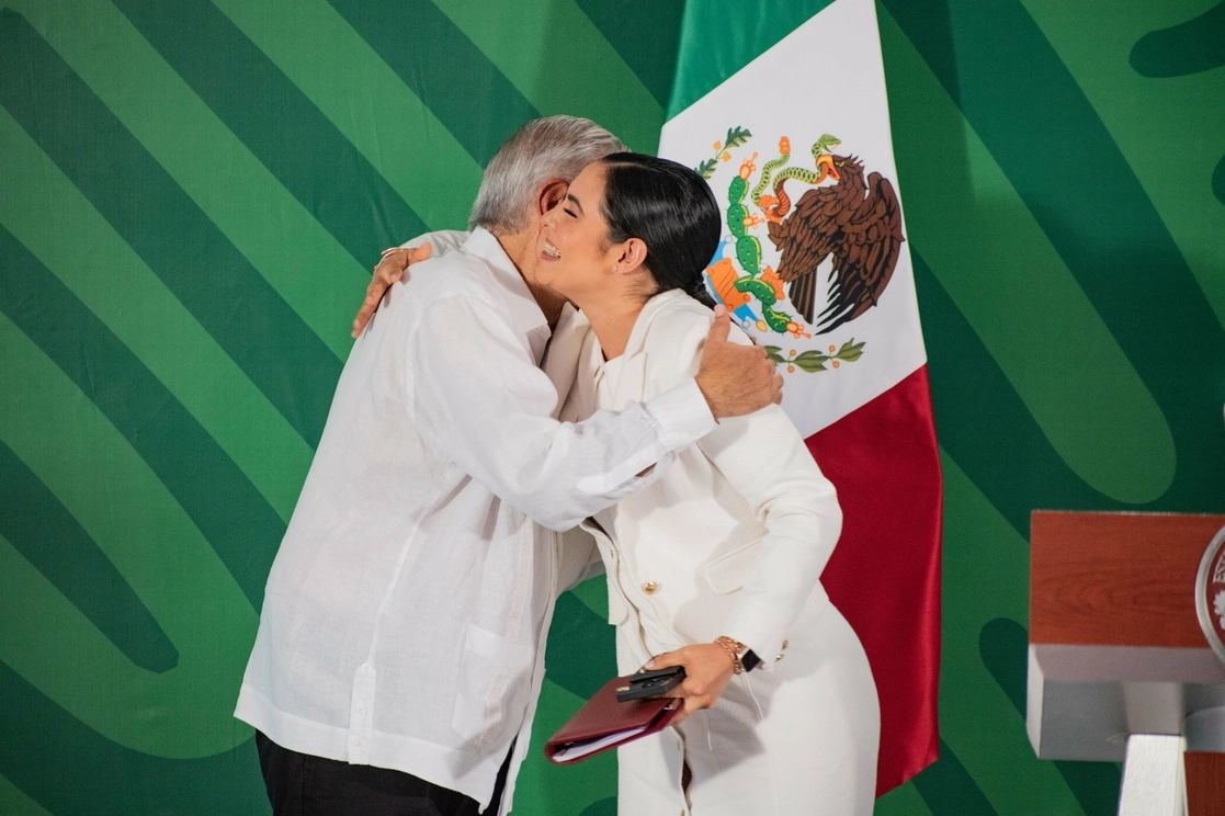 La gobernadora de Colima, Indira Vizcaíno, fue respaldada por el presidente López Obrador frente a su gestión sobre los problemas de seguridad en la entidad, en la conferencia presidencial realizada en Manzanillo, el 23 de noviembre de 2022. Foto tomada del Twitter de @indira_vizcaino
