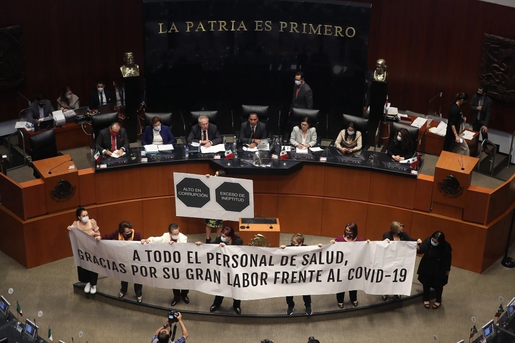 Senadores de oposición protestaron durante la comparecencia del secretario de Salud, Jorge Alcocer, en el marco de la glosa del II informe de Gobierno del presidente López Obrador, ayer 30 de septiembre. Foto José Antonio López