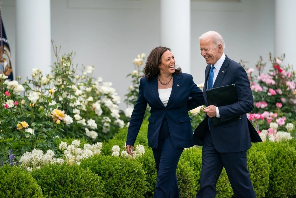 El mensaje destaca que su primera decisión como candidato en 2020 fue elegir a Harris como candidata a vicepresidenta "y ha sido la mejor decisión que he tomado". Foto @JoeBiden