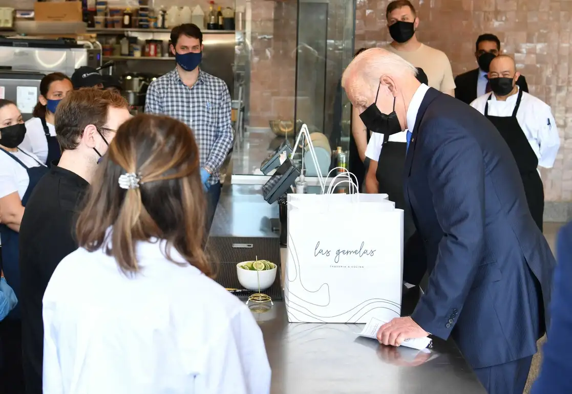 El presidente estadunidense Joe Biden comió ayer en el establecimiento Las Gemelas, con motivo del festejo mexicano del 5 de Mayo y para promover su programa en apoyo a restaurantes que han sufrido pérdidas por la pandemia del coronavirus; ese esquema cuenta con 28 mil 600 millones de dólares. La taquería fue beneficiaria de la versión piloto de ese plan. Foto Afp