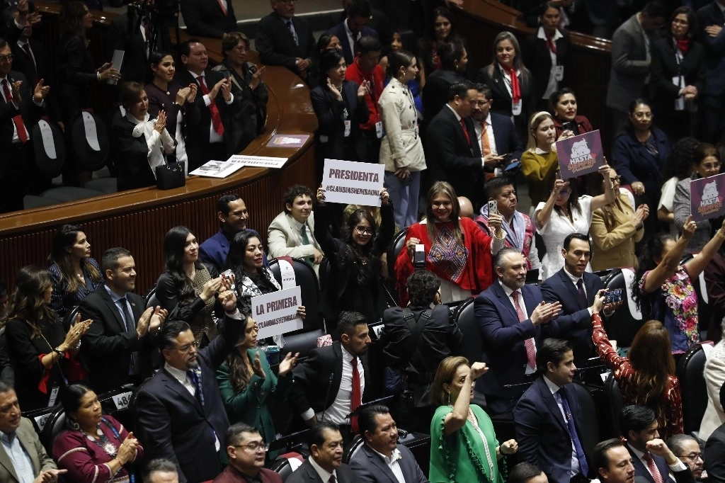 Apoyo de legisladores a Claudia Sheinbaum durante su toma de protesta como presidenta de México, en la Cámara de Diputados, en la Ciudad de México, el 1 de octubre de 2024. Foto Germán Canseco