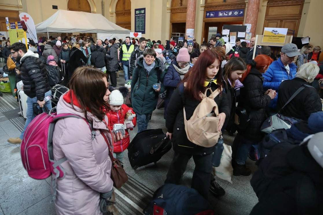 Refugiados ucranios arribaron a Budapest, en Hungría, tras un viaje en tren desde la capital rumana de Bucarest, en su intento de huir de la guerra en su país, el 17 de marzo de 2022. Foto Marco Peláez
