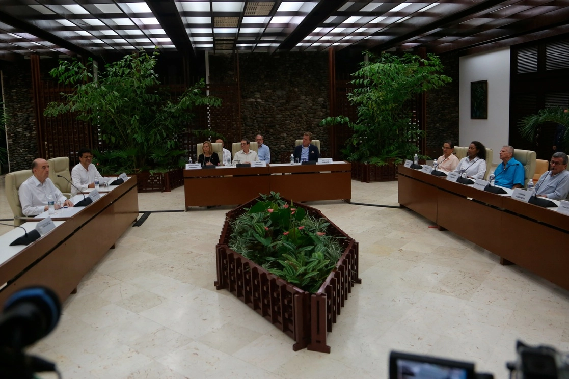 Dialogo y acercamiento entre representantes del gobierno colombiano y del ELN en La Habana, Cuba. Foto Ap